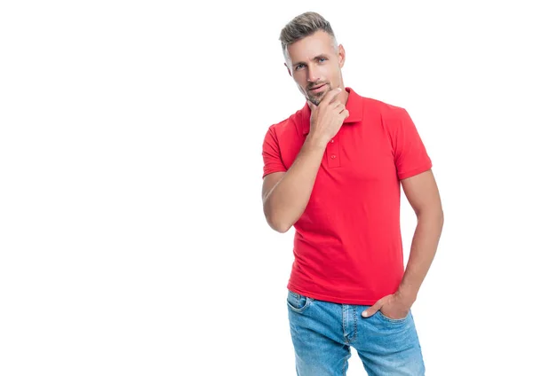 Knappe Man Met Roodharig Haar Rood Shirt Geïsoleerd Witte Achtergrond — Stockfoto