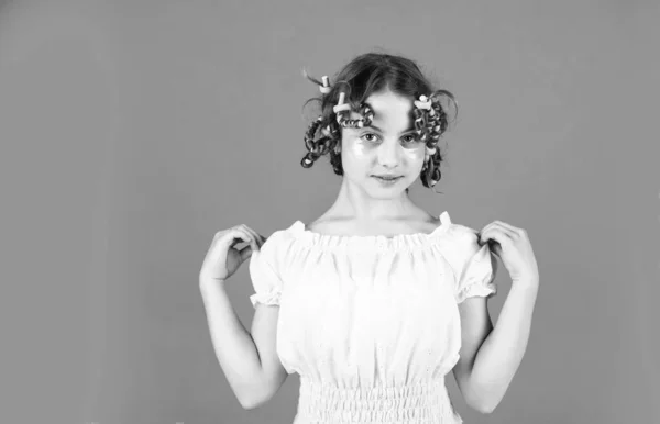 Entzückende Kinderfrisur Tochter Mit Lockenwicklern Auf Dem Kopf Lacht Friseursalon — Stockfoto