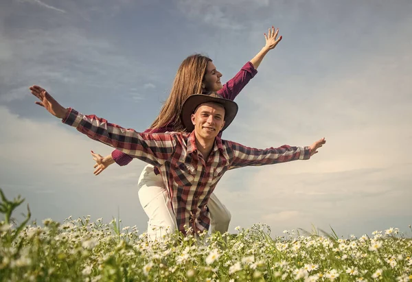 Veel Plezier Liefhebbers Madeliefje Bloemenveld Verliefd Stel Man Vrouw Het — Stockfoto