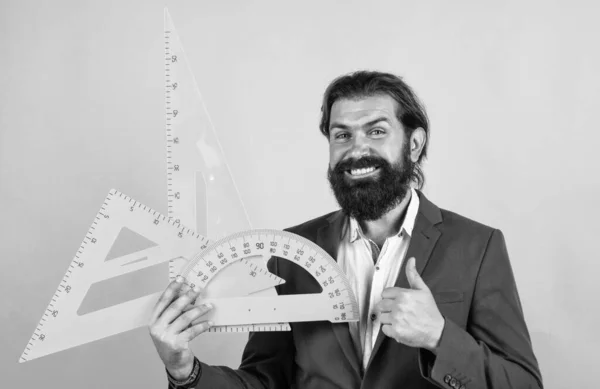 主題を学ぶことです 髭を生やした幸せな男は三角形とプロトラクターを使う 測定を研究してる 正式な教育 数学学校の男子生徒です 数学の試験に合格しなさい 学びの世界 — ストック写真