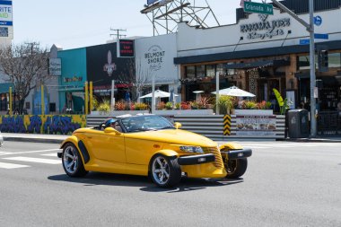 Long Beach, Kaliforniya ABD - 31 Mart 2021: Sarı Chrysler Plymouth Prowler 'ın klasik arabası.