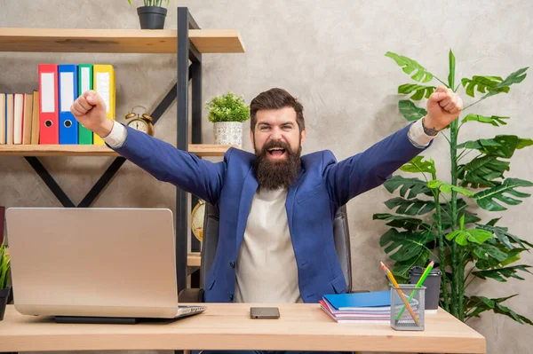 Glücklicher Geschäftsmann Macht Gewinnende Geste Schreibtisch — Stockfoto