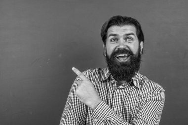 Olgun sakallı öğretmen derste. Sınıfta çalışan acımasız bir adam tahtayı işaret ediyor. Sınava hazırlan. Ders üzerine ders veren üniversite hocası. Okula dönüyorum. resmi eğitim. bilgi günü.