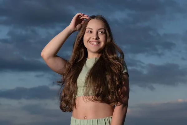 Fröhliche Teenager Mädchen Mit Langen Lockigen Haaren Auf Himmel Hintergrund — Stockfoto