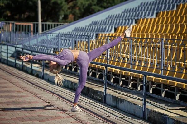 Wysportowana Kobieta Stroju Fitness Ćwiczy Stadionie Gimnastyka — Zdjęcie stockowe