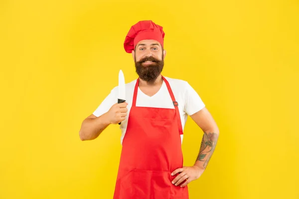 Homme Heureux Tablier Rouge Toque Tenant Cuisiniers Couteau Fond Jaune — Photo