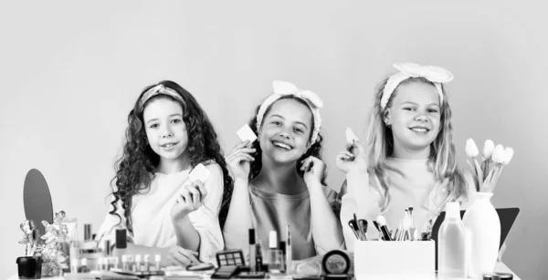 Κατάστημα Καλλυντικών Μόνο Κορίτσια Έννοια Φροντίδας Δέρματος Καλλυντικά Για Παιδιά — Φωτογραφία Αρχείου