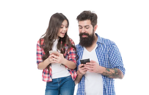 Щаслива Сім Бородатого Чоловіка Батько Дівчинка Дочка Використовують Смартфони Ведення — стокове фото