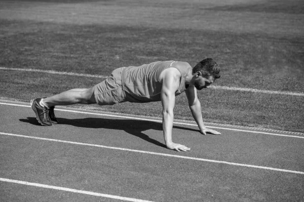 운동을 근육질의 남자는 운동을 인간은 널빤지 스포츠의 선수는 아침에 운동을 — 스톡 사진