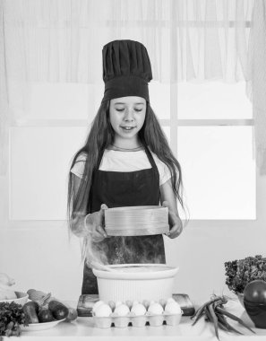 Çocuk hamur yapıyor, ev mutfağı..