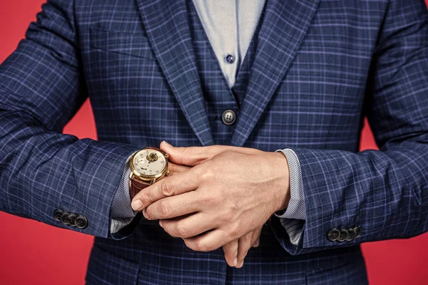 時間通りに 男性の手で青いスーツと腕時計はビューをトリミング メンズワードローブ 形式的なスタイル 普段着だ 現代の生活の成功 ビジネスの成功だ 成功した男のチェック時間 服装で時計を身に着けて — ストック写真