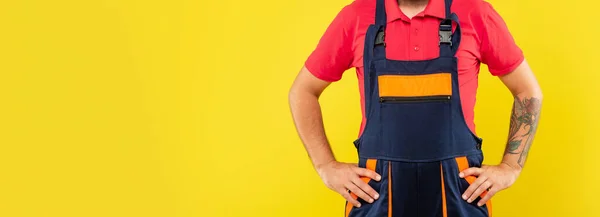 Bijgesneden Man Monteur Werkkleding Gele Achtergrond Met Kopieerruimte — Stockfoto