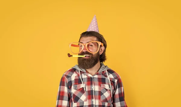 只是玩的开心祝你生日快乐 男性假日庆祝活动 留着胡子的家伙与党的配件 没有刮胡子的野蛮人庆祝商业成功 表达纯粹的快乐 — 图库照片