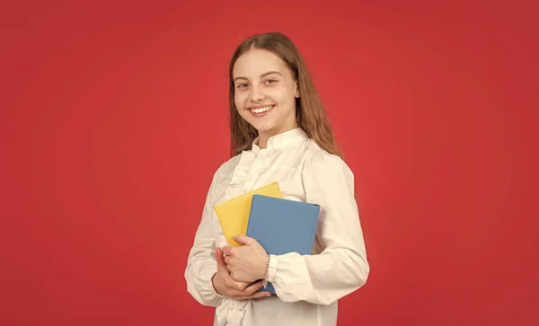 Gelukkig Kind Wit Shirt Klaar Studeren Doen Huiswerk Met Boek — Stockfoto