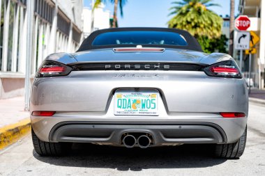 Miami Beach, Florida USA - 14 Nisan 2021: gümüş renkli Porsche 718 boxster 'lar, alçak açılı. Lüks üstü açık araba..
