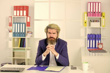 İş sözleşmeleri. Ceketli başarılı sakallı CEO. Kendine güvenen adam kağıt klasörü tutuyor. Olgun erkek patron. İş adamı belgelerle çalışır. Modern ofiste girişimci.