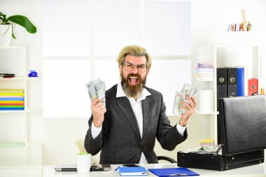 net kar. Modern hayat ve iş. Şirket deri çantası. İş yerinde vakası olan olgun bir adam. Erkek ofis modası. İş adamı el çantası tutuyor. İçinde para olan bavul. İyi anlaşma..