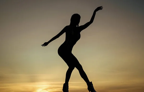 究極のダンサーになる 夕暮れ時の女性バレエダンサー 夜空に踊る少女のシルエット 踊りのシルエット 女芸人 バレリーナ夕暮れ時 — ストック写真