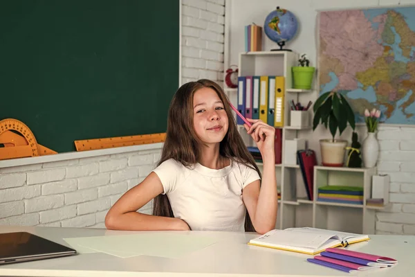 Alegre Niña Tomando Notas Escuela Lección Conocimiento — Foto de Stock