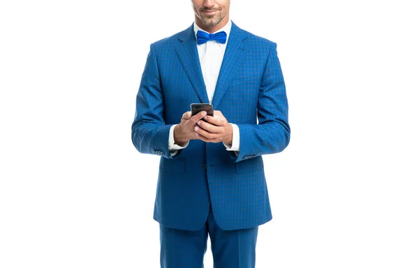 Bijgesneden Man Blauwe Strik Pak Chatten Telefoon Geïsoleerd Wit — Stockfoto