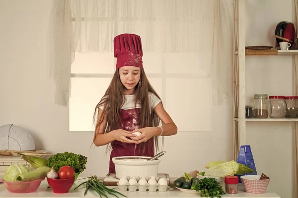 Niño Con Huevo Haciendo Masa Culinaria — Foto de Stock