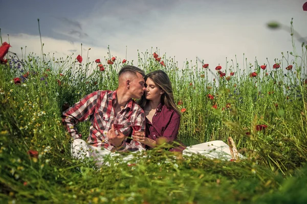 Adoramos Beijar Férias Verão Familiares Homem Feliz Mulher Apaixonados Desfrutar — Fotografia de Stock