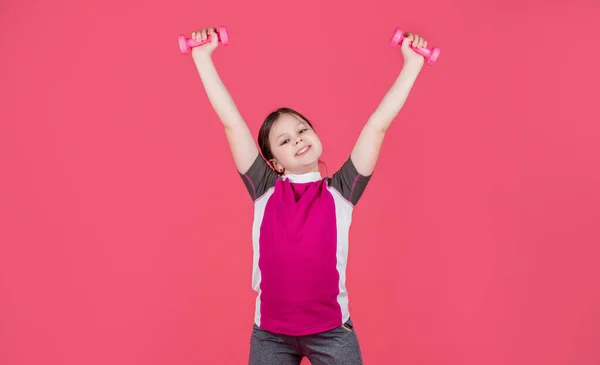 Szczęśliwy Dzieciak Trzymać Sztangi Fitness Różowym Tle — Zdjęcie stockowe