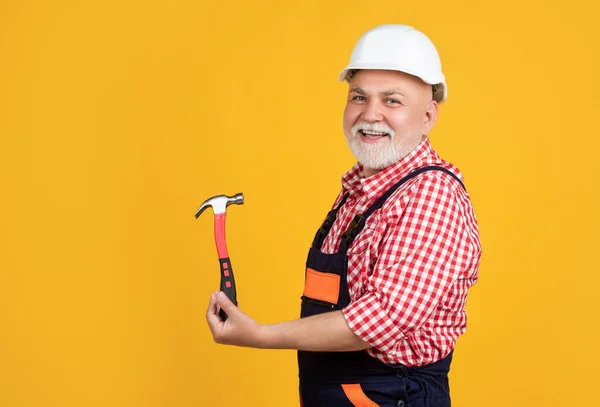 Glücklicher Alter Mann Schreiner Mit Helm Auf Gelbem Hintergrund — Stockfoto
