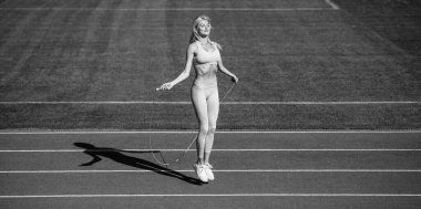 Isınıyorum. Açık hava sahasına atlamak. Antrenman ve antrenman. İp atlayan atletik bayan koç. Kadın spor eğitmeni. sağlıklı sportif yaşam tarzı. Sağlık ve enerji. Spor kıyafetli seksi bayan..