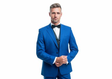 Beyaz arka planda, mavi, zengin smokinli, kır saçlı damat..