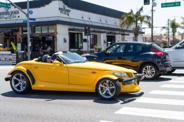 Long Beach, Kaliforniya ABD - 31 Mart 2021: Sarı Chrysler Plymouth Prowler 'ın lüks arabası.
