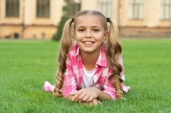 Sorrindo Adolescente Criança Retrato Relaxar Grama Verde Livre — Fotografia de Stock