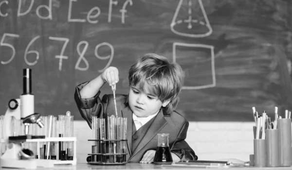 レッスン中の男の子 学校に戻る 小さな男の子が科学実験をしている 実験室で顕微鏡を使った科学実験です 生物学だ 科学を学ぶ小学生の科学者 治せるよ — ストック写真