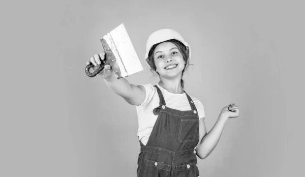 Веселый Детский Работник Использованием Строительной Формы Штукатурки Лопатки День Труда — стоковое фото