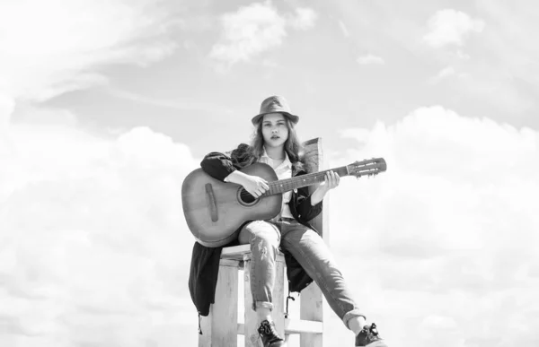 Jolie Adolescente Avec Guitare Acoustique Guitariste — Photo