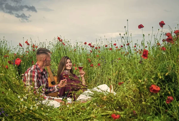 Man Och Kvinna Som Har Romantisk Dejt Vallmo Blomma Fält — Stockfoto