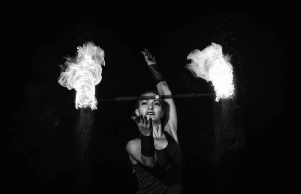 Désir Ardent Femme Sensuelle Tourbillonnant Bâton Feu Dans Obscurité Performance — Photo