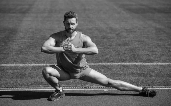 Knappe Man Sportkleding Stretching Tijdens Het Opwarmen Buiten Flexibiliteit — Stockfoto