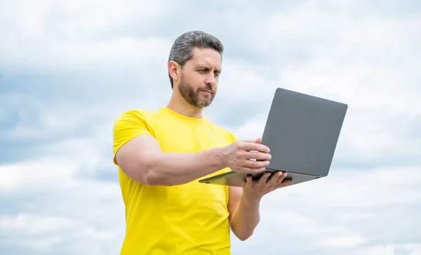 Konzentrierter Mann Arbeitet Online Laptop Auf Himmelshintergrund — Stockfoto