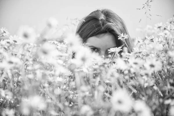 Paar Verliebt Mann Und Frau Sommer Gänseblümchen Blumenfeld Schönheit — Stockfoto