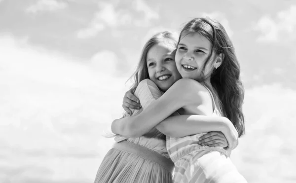 Bambini Felici Abbracciano Sfondo Cielo Amore Familiare — Foto Stock