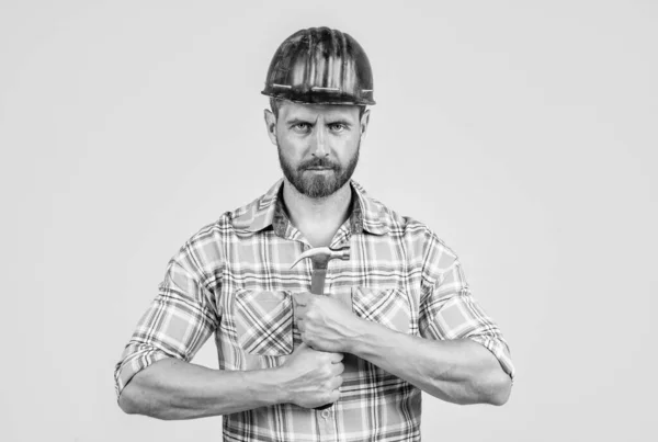 建設安全ヘルメットとハンマーで建物のサイト上のチェックシャツのハンサムな男のアシスタント — ストック写真