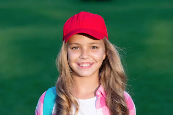 Portret Van Gelukkig Tiener Meisje Met Glimlachende Gezicht Natuurlijke Achtergrond — Stockfoto
