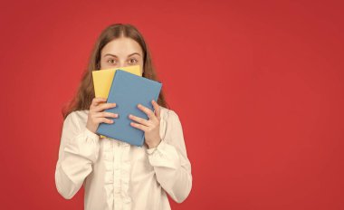 Mutlu çocukluk. Çocuk ev ödevi yapacak. Kitabın arkasındaki öğrenci. Lisede eğitim. Kitapçığı olan liseli kız. kopyalama alanı. Not defterli genç kız. Okula dönüyorum. Çocuk çalışmaya hazır..