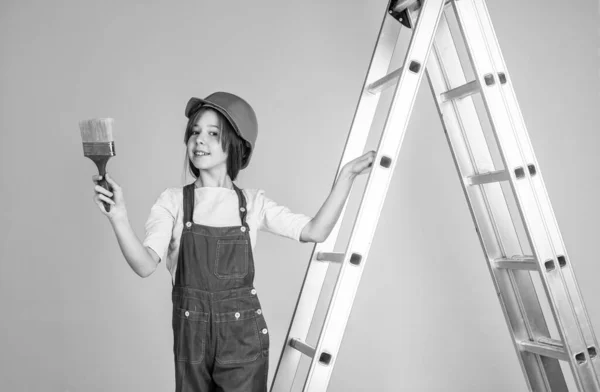 Девушка Работница Защитном Шлеме Форме Лестнице Кистью Ремонт — стоковое фото