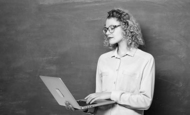 Çevrimiçi eğitim konsepti. İnternette dizüstü bilgisayar sörfü yapan kadın. Online okul. İnternetten ders veriyorum. İstihbarat ve programlama. Uzaktan kumanda. Öğretmen defteri bilgi karatahta arkaplanı aranıyor.