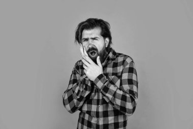 Diş ağrısından muzdarip sakallı hipster 'ın ağrısı ve diş sorunları var, stomatoloji ilaçları..