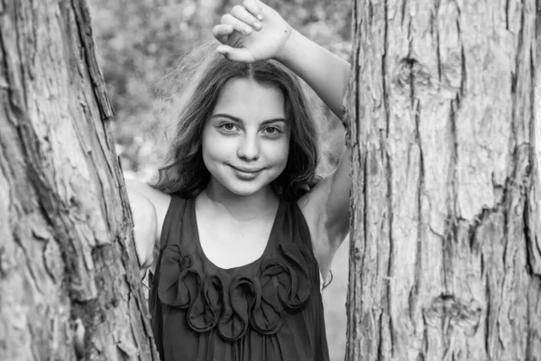 Κορίτσι Μακριά Σγουρά Μαλλιά Ακουμπάνε Στον Κορμό Του Δέντρου Εξερευνώντας — Φωτογραφία Αρχείου
