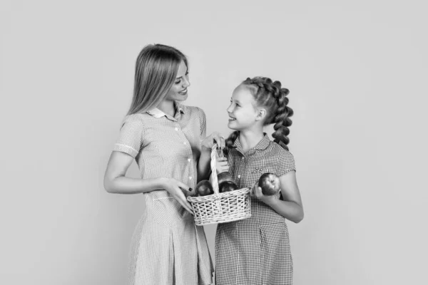 幸せなティーンの女の子と彼女の母親でリンゴのバスケットに入った秋の収穫から選んだビタミンでいっぱい — ストック写真