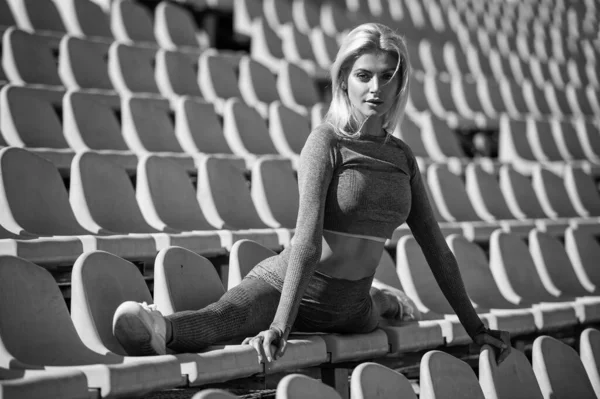 Sportlerin Sportbekleidung Sitzt Split Auf Der Stadiontribüne Vor Dem Training — Stockfoto